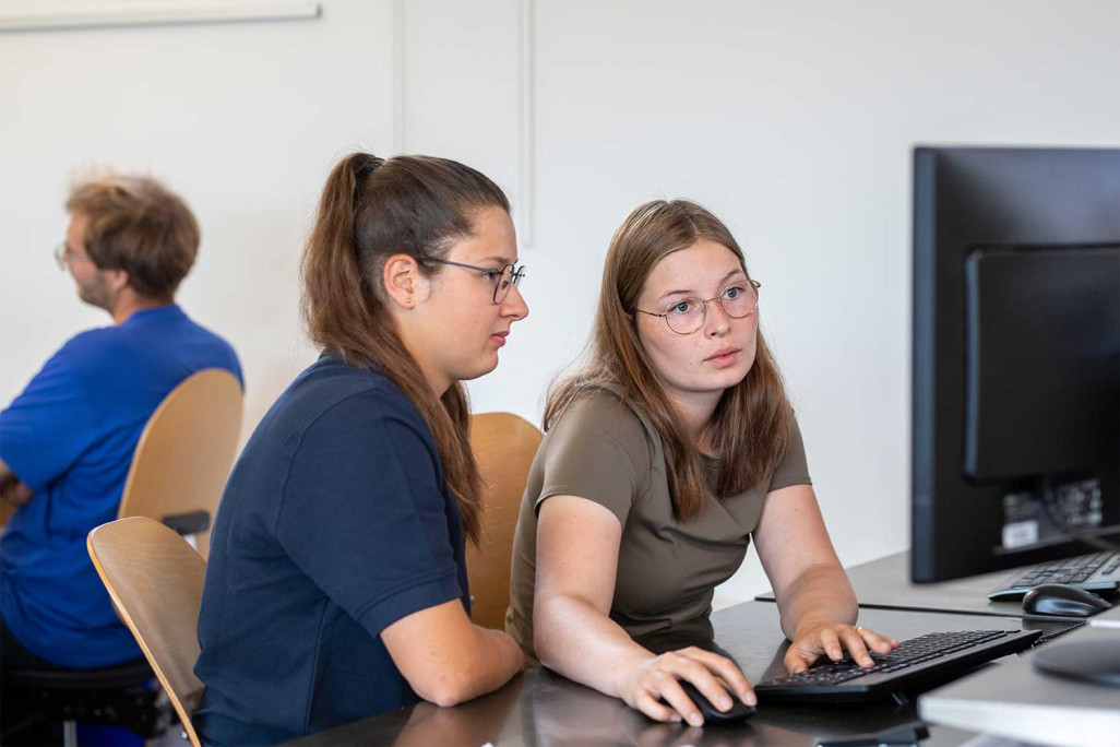 Anja Saladin et Flavia Cabernard, apprenties géomaticiennes CFC, HMQ AG