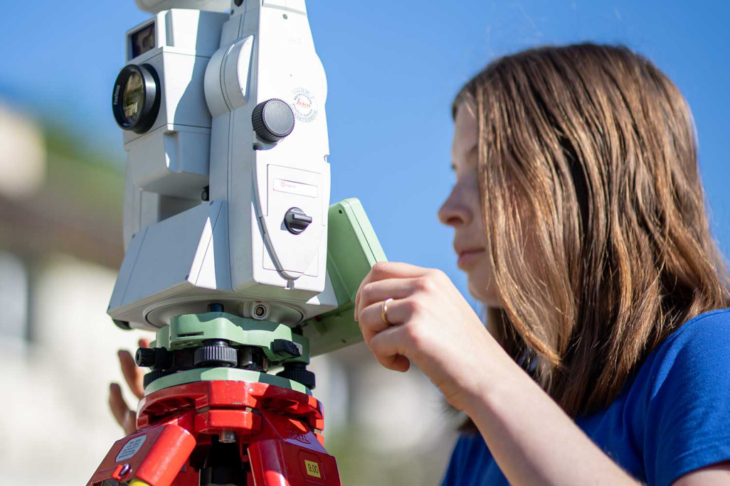 Anja Saladin, mesure tachymétrique, apprentie géomaticienne, HMQ AG