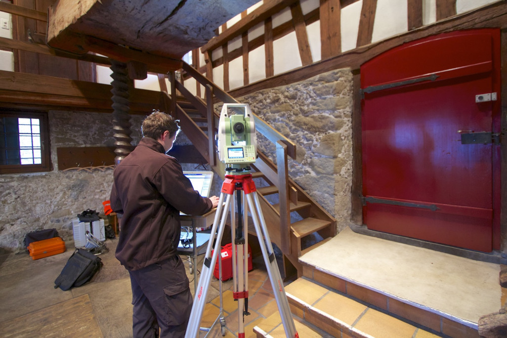 Relevé du bâtiment dans l'ancien pressoir à Thalwil : plusieurs dizaines de milliers de points de mesure sont enregistrés.