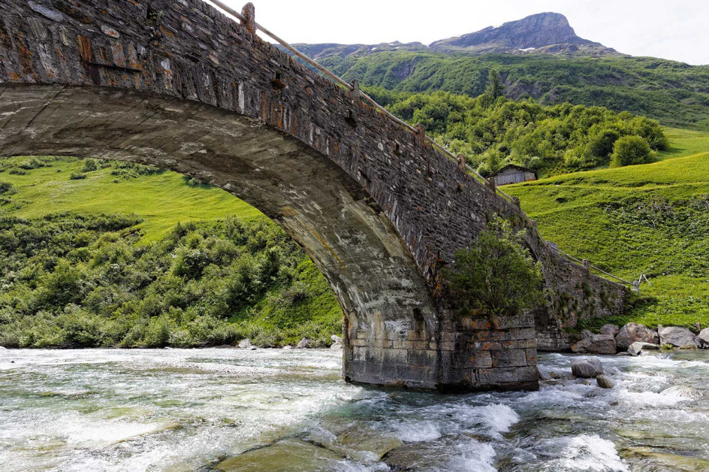 Photo du dessous de l'arc «Alte Landbrugg», Hinterrhein GR
