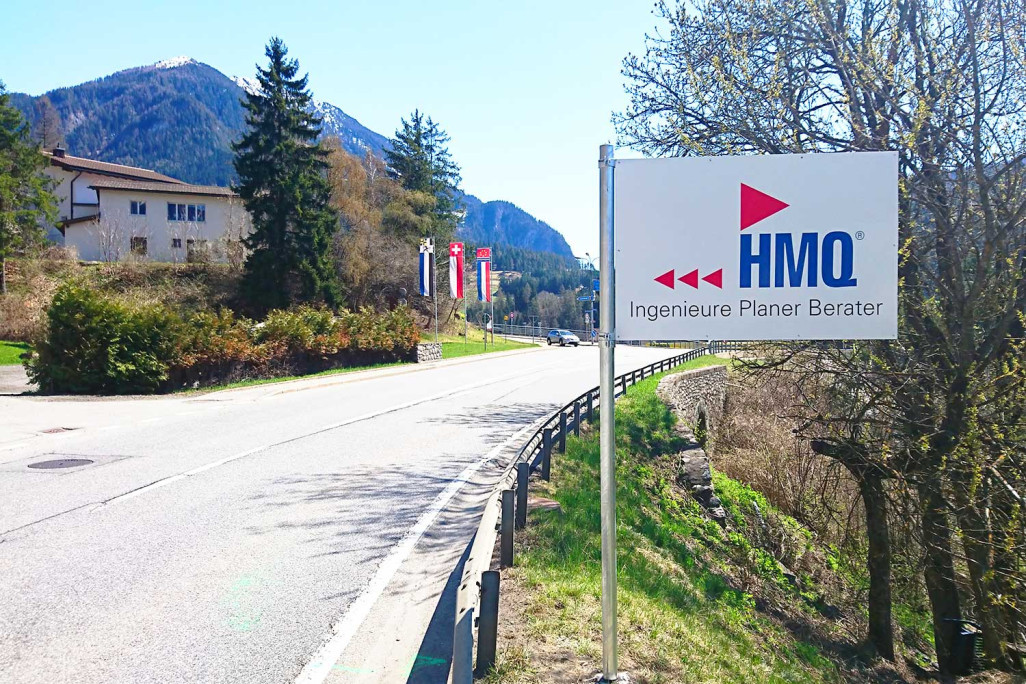 Panneau d'information sur HMQ AG  Tiefencastel