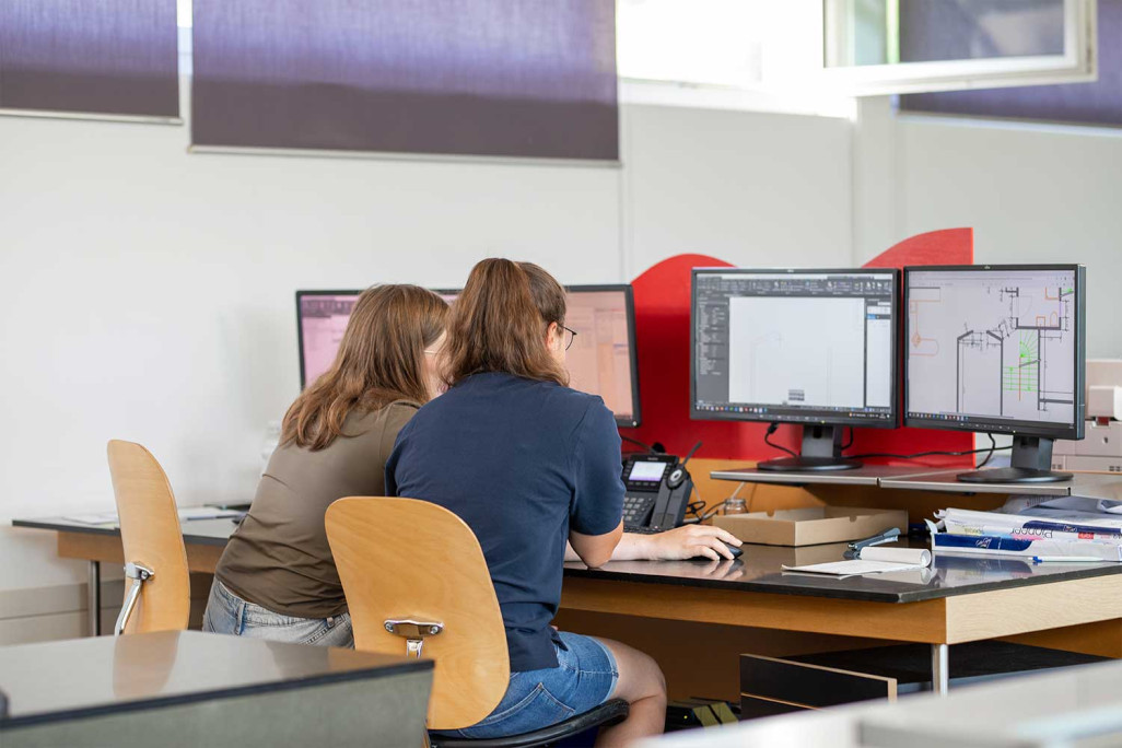 Flavia Cabernard et Anja Saladin, apprenties géomaticiennes CFC, HMQ AG