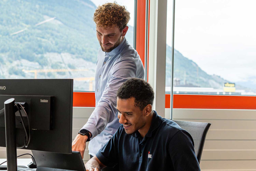 Benjamin Patt, responsable de secteur, et Sylvester Owusu, chef de projet, conservation des preuves, HMQ AG