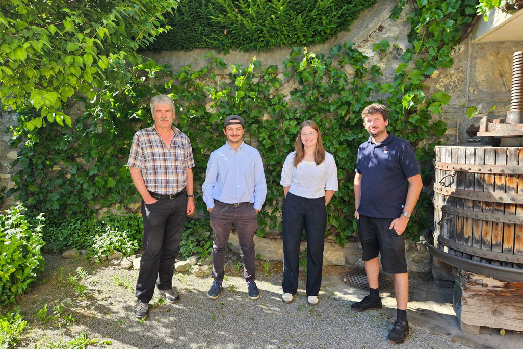 Cérémonie de remise des diplômes des géomaticiens/géomaticiennes CFC du canton des Grisons : Kurt Pfenninger et Damian Tschuor, Michael Meisser et Anja Saladin, HMQ AG