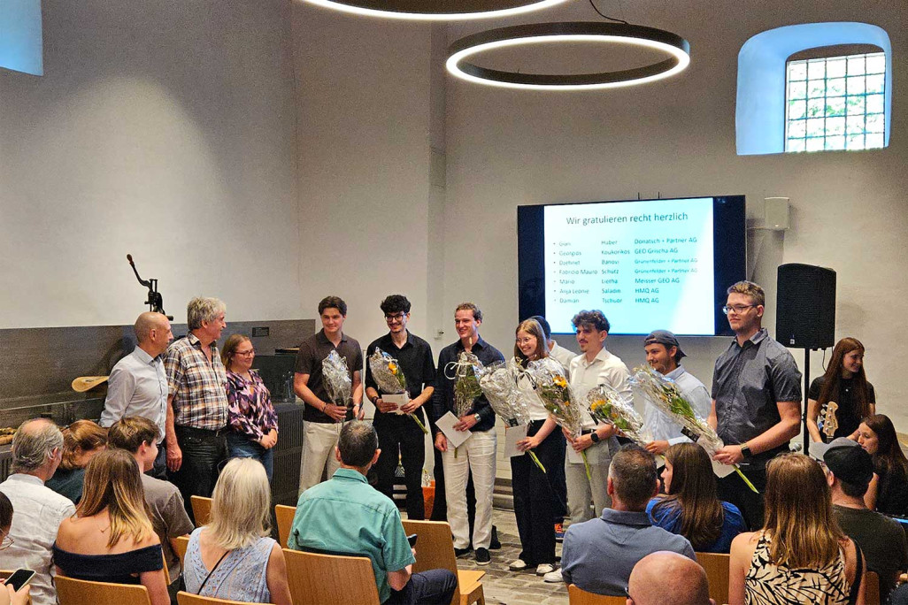 Cérémonie de remise des diplômes d'apprentissage de géomaticien/géomaticienne CFC dans le canton des Grisons, HMQ AG