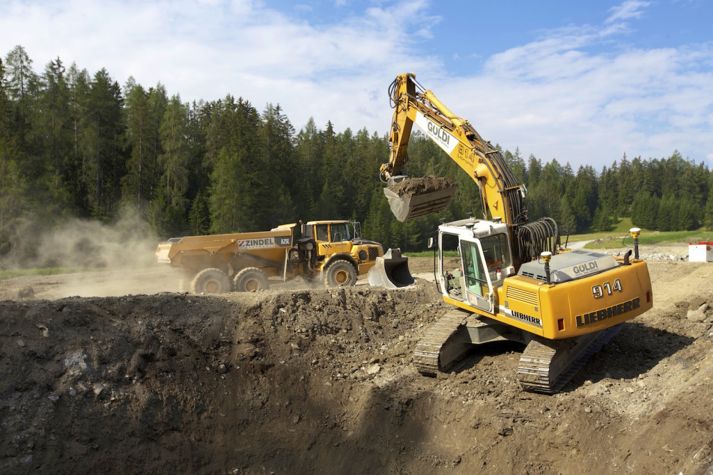 Biathlon Arena Lenzerheide, pelleteuse  dans une fosse de construction